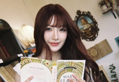 ‘Stang Tari’ ส่งความน่ารักเขินๆ ผ่านซิงเกิลใหม่ ‘อยากเรียกที่รัก (Call Me Darling)’ เวลาชอบใครสักคนจนอยากจะหลุดปากเรียกเขาว่า ‘ที่รัก’ ออกไปตรงๆ ‘Stang Tari’ ส่งความน่ารักเขินๆ ผ่านซิงเกิลใหม่ ‘อยากเรียกที่รัก (Call Me Darling)’ เวลาชอบใครสักคนจนอยากจะหลุดปากเรียกเขาว่า ‘ที่รัก’ ออกไปตรงๆ